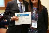 Dra. Andrea Vaucher (Presidente de la Sociedad de Medicina Interna del Uruguay: SMIU) le hace entrega al Dr. Aland Bisso su certificado como Miembro Correspondiente Extranjero de la SMIU.